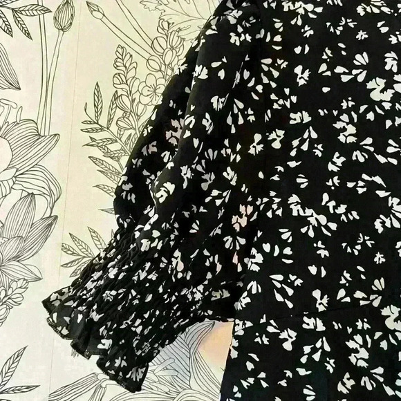 Black and White Patterned Button Down Blouse with Puff Sleeve Shoulders Size: XL - Picture 4 of 5